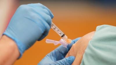 Опрос: американцы согласны с ограничениями для людей, отказывающихся вакцинироваться