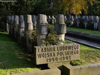 В Польше предлагают убрать могилы коммунистов с главного национального кладбища