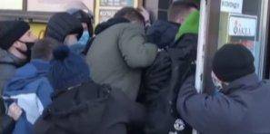 Брали штурмом. В Киеве люди устроили давку на входе в секонд-хенд — видео