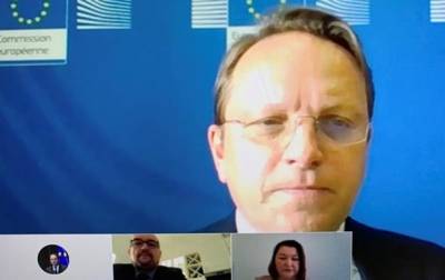 Еврокомиссар обсудил с венграми Закарпатья их права в Украине