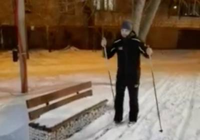Челябинский депутат прошел по скверу на лыжах, чтобы доказать, что его не чистят