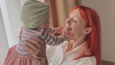 Почти 6 месяцев: Светлана Тарабарова очаровала трогательными фото с дочкой