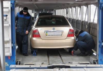 В Украине появилась услуга перевозки авто в спецвагоне