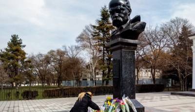Клали цветы к памятнику Шевченко: в оккупированном Крыму задержали 2 украинцев