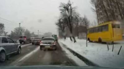 В заснеженном Киеве полная людей маршрутка неслась на обгон по тротуару