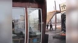 "Апофеоз человеческой глупости": В Улан-Удэ горе-рабочего чуть не придавило при демонтаже деревянной горки — видео