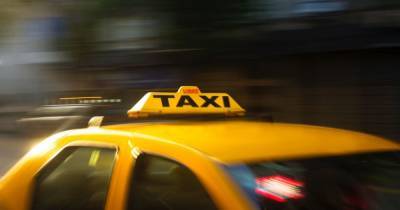 В Днепре пьяные пассажиры такси избили водителя и поехали кататься на его авто