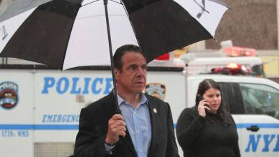 Сенаторы-демократы от Нью-Йорка призвали его губернатора уйти в отставку