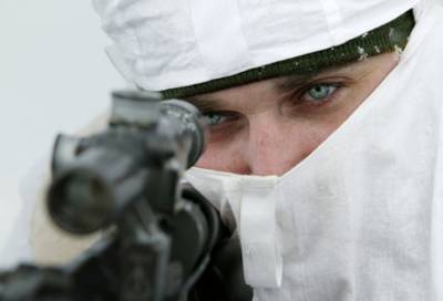 Снайперы ЗВО приступили к ночным тренировкам на спецполигоне в Ленобласти