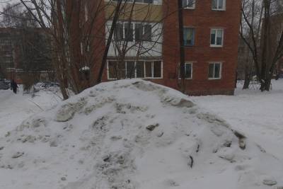 Житель Амурского посёлка в Омске пожаловался на невывезенные кучи снега