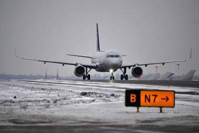 Самолет экстренно сел в российском аэропорту из-за отказа двигателя