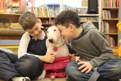 Смоленских детей учат читать собаки