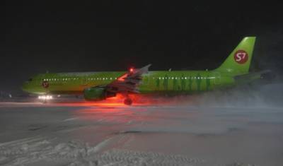 Самолет с отказавшим двигателем экстренно сел в Тюмени