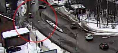 ГИБДД Петрозаводска показала, как пешеход оказался под колесами иномарки (ВИДЕО)