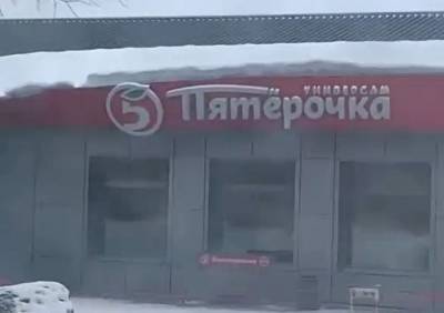 На улице Чкалова под тяжестью снега просела вывеска «Пятерочки»