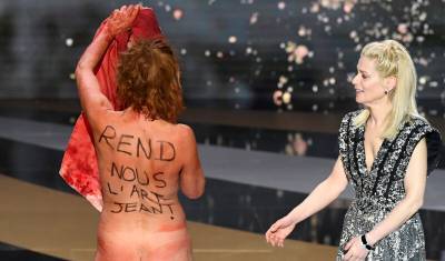 Актриса устроила протестный стриптиз на вручении премии «Сезар»