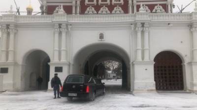 Видео: гроб с телом Людмилы Лядовой привезли в Новодевичий монастырь на отпевание
