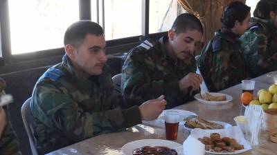 Российские военные научили сирийских курсантов печь блины