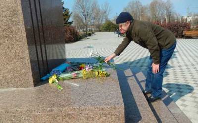 ФСБ задержала двух людей в оккупированном Крыму, которые возлагали цветы к памятнику Шевченко, - СМИ