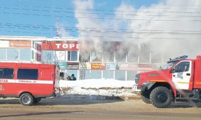 Возгорание на рынке в Сыктывкаре тушат под руководством главного пожарного Коми