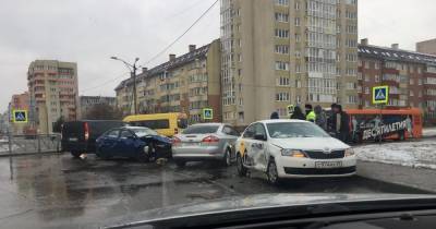 В Калининграде проезд по Карамзина оказался затруднён из-за ДТП (фото)