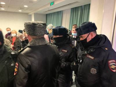 В Москве полиция сорвала форум «Объединенных демократов». Среди задержанных — Ройзман