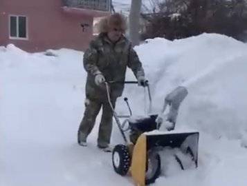Мэр Стерлитамака вышел на улицы города, чтобы очистить их от снега