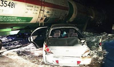 В Башкирии 18-летний водитель с пассажирами в авто влетел в поезд