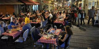 После снятия ограничений в ресторанах Израиля не найти свободного места
