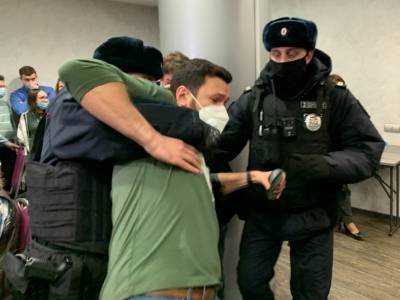 Полиция сорвала форум оппозиции в Москве, задержаны Пивоваров, Кара-Мурза и Яшин