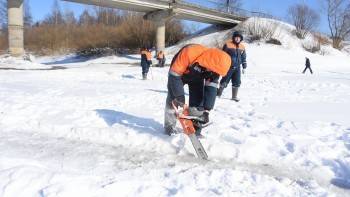 Ледорезные работы и чернение льда: противопаводковые мероприятия начались в Вологде