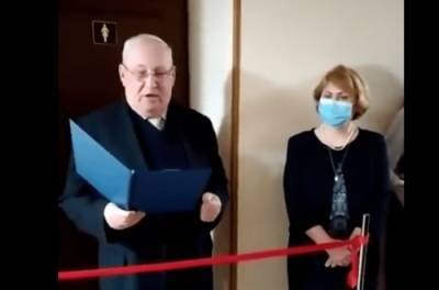 В одном из киевских ВУЗов торжественно открыли женский туалет. ВИДЕО