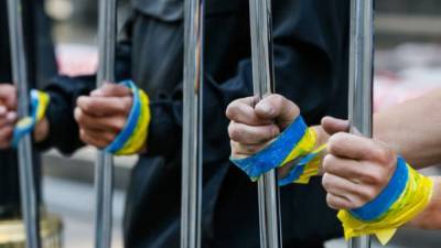 В оккупированном Крыму и на Донбассе удерживают почти 400 украинцев