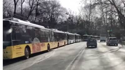 В центре Симферополя "забастовали" троллейбусы - ВИДЕО