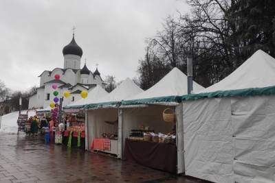 Грустное зрелище: Масленичная ярмарка открылась в Пскове