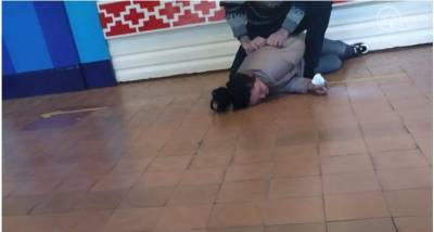 В Мариуполе в 34 школе пьяная мать ученика устроила дебош, сломав нос и вывихнув плечо двум педагогам, видео - ТЕЛЕГРАФ