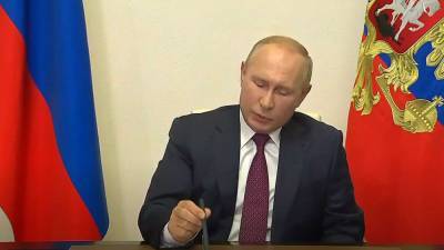 Владимир Путин предотвратил падение президентской ручки со стола