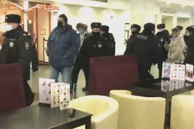 Задержанных на форуме муниципальных депутатов доставили в московские ОВД
