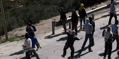 «Бецелем»: поселенцы напали на палестинскую семью и избили родителей