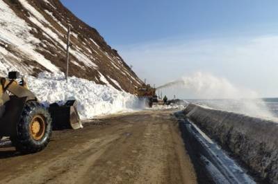На Сахалине снежная лавина сошла на автомобильную дорогу
