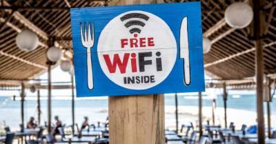 Украинцев предупреждают об опасности бесплатных Wi-Fi в общественных местах