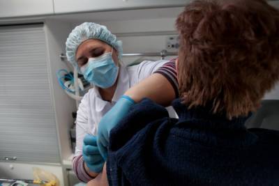 В Петербурге не зафиксировано тяжелых реакций на вакцину от COVID-19