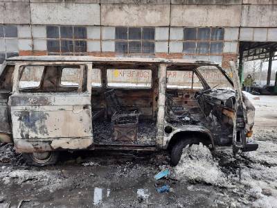 В Смоленске водитель загоревшегося микроавтобуса бросился спасать чужие машины
