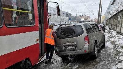 "Парковщик от бога": на Камчатской улице автомобиль остановил трамваи