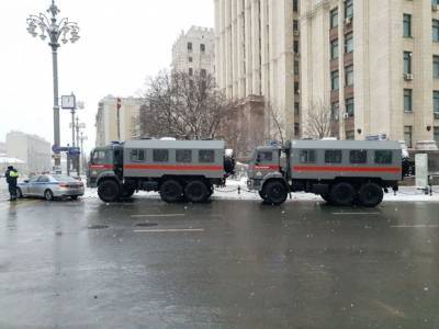 «Любая оппозиционная деятельность в РФ теперь нарушение закона»: в автозаки с форума муниципалов отправили 150 человек (фото)