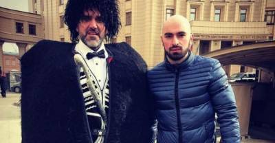 Болгарский журналист в папахе, с саблей и на коне приехал к зданию МИД "свататься" к Захаровой