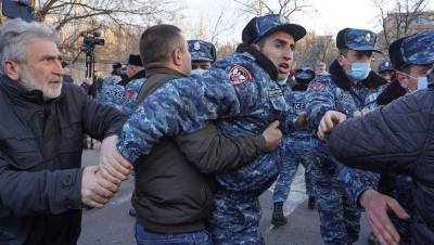 У резиденции президента Армении начались столкновения протестующих и полиции