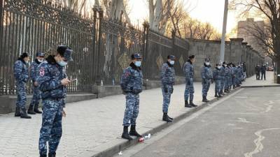 Полиция оттеснила людей, требующих отставки премьера Армении