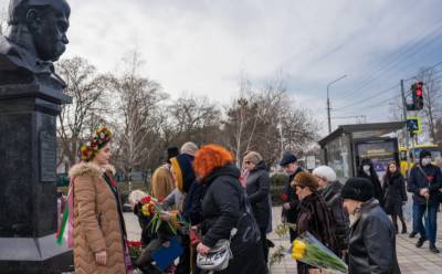 В Крыму арестовали людей, принесших цветы к памятнику Тарасу Шевченко