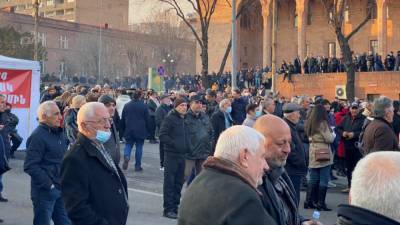 Армянские оппозиционеры собрались возле резиденции президента